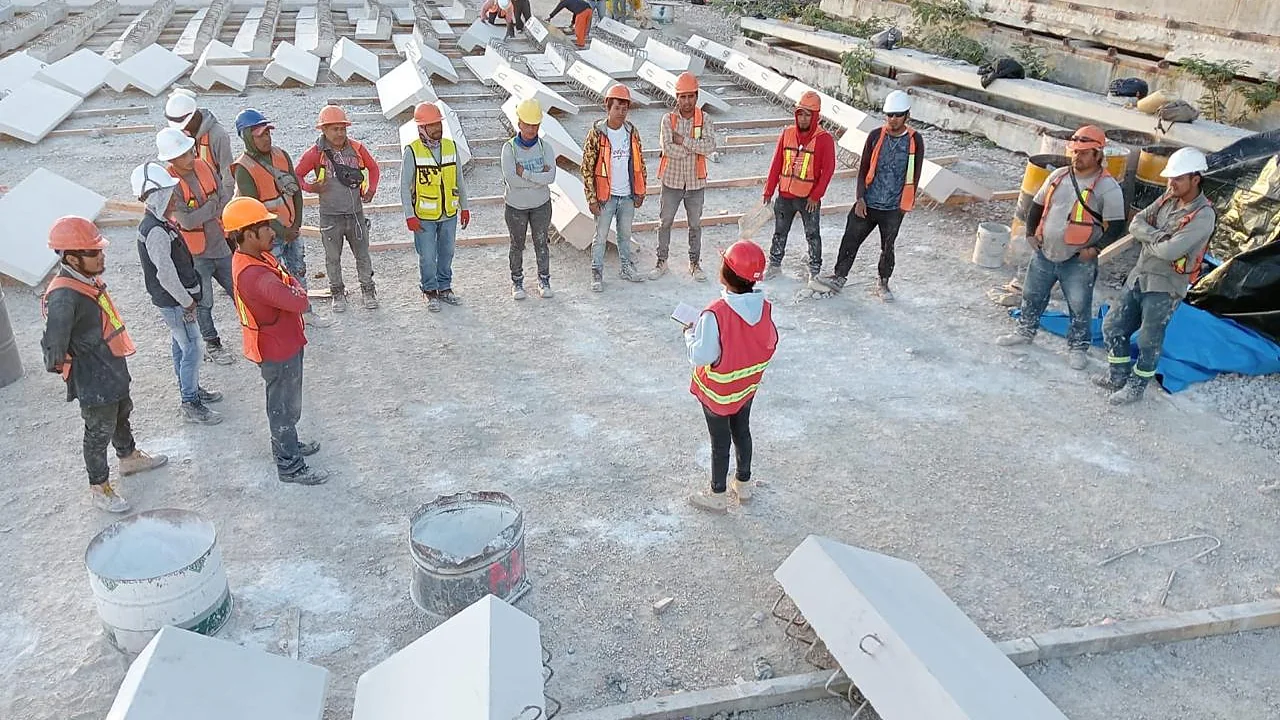 Reunión de seguridad con el personal al inicio de la jornada en obra